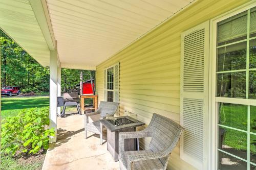 Higden Home with Furnished Porch, Spacious Yard