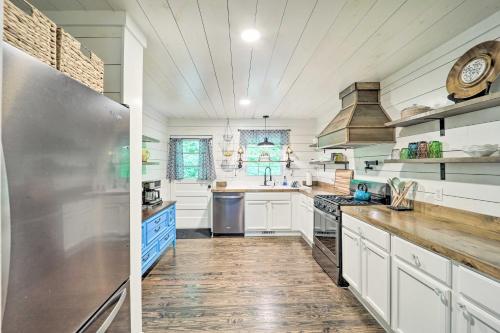 Riverfront Sugar Grove Home Hot Tub and Views! in Sugar Grove, USA
