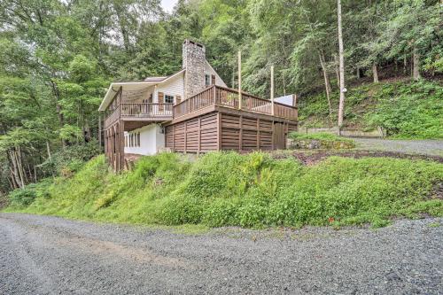 Riverfront Sugar Grove Home: Hot Tub & Views! in Valle Crucis (NC)