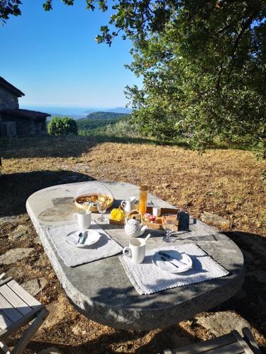 Le Cabanon de Gourdon bergerie rénové en pierre vue mer