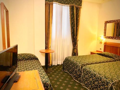 Champagne Palace Hotel Room Type - Standard Triple Room