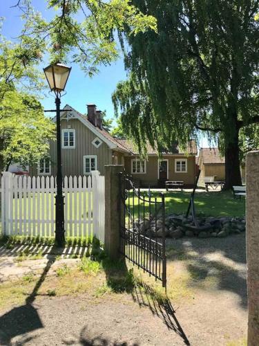 Stort hus i Porsgrunn sentrum med gangavstand til "alt" & gratis parkering til flere biler (Hus i Porsgrunn sentrum med rolige omgivelser, gangavstand til "alt" & gratis parkering til flere bi) in พอร์สกรุน