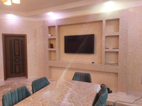 sala de TV, SUNRISE Guest House in Ismailli