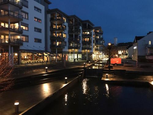 Stort hus i Porsgrunn sentrum med gangavstand til "alt" & gratis parkering til flere biler (Hus i Porsgrunn sentrum med rolige omgivelser, gangavstand til "alt" & gratis parkering til flere bi) in พอร์สกรุน