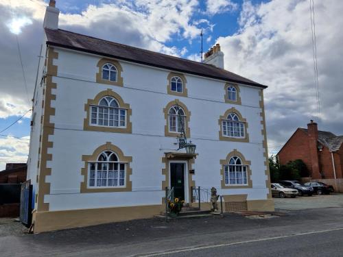 The Golden Lion Hotel - image 11