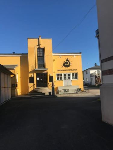 Stort hus i Porsgrunn sentrum med gangavstand til "alt" & gratis parkering til flere biler (Hus i Porsgrunn sentrum med rolige omgivelser, gangavstand til "alt" & gratis parkering til flere bi) in พอร์สกรุน