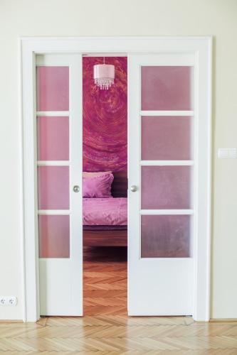 Exclusive Colourful Flat in the city - Tap to explore photos