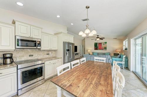Endless Summer - 210-56th St - image 2