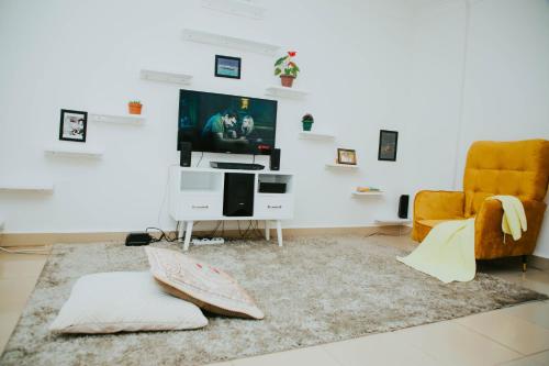 Shared lounge/TV area, Winnie's Cozy Home in Iringa