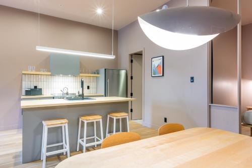 One-Bedroom Apartment image 3