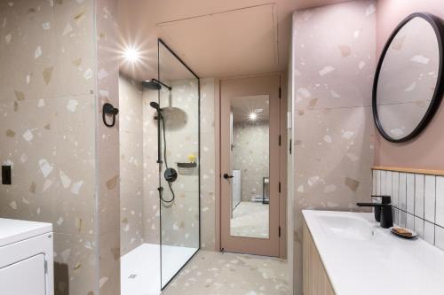 One-Bedroom Apartment image 2