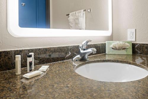 Days Inn by Wyndham San Diego-East/El Cajon - image 4