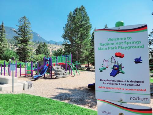 สนามเด็กเล่น, Mountain Springs Motel in เรเดียมฮอตสปริง (บริติชโคลัมเบีย)