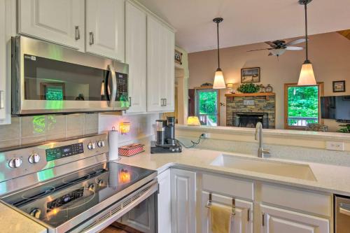 Mountain Escape with Stunning Views! in Franklin, USA