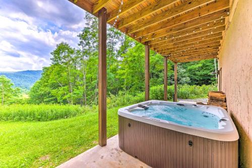 B&B Slaty Fork - Slaty Fork Escape with Mountain View and Hot Tub! - Bed and Breakfast Slaty Fork