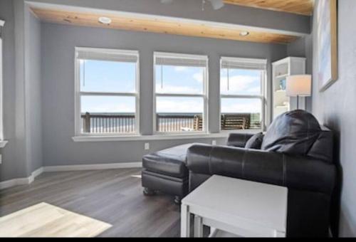 Stunning Beachfront 3 Bedroom Home, CoralMoonBeach in Bolivar Peninsula, USA