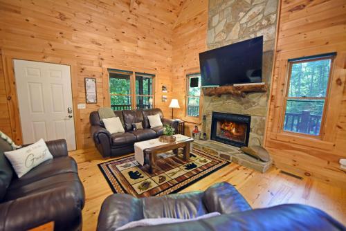 Private, nature, jetted tub, fire pit, easy access. Great family vacation property!