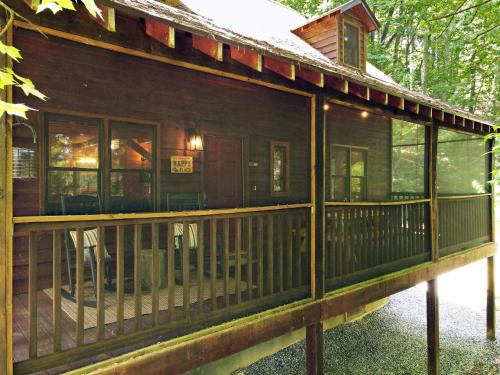 Private, nature, jetted tub, fire pit, easy access. Great family vacation property!