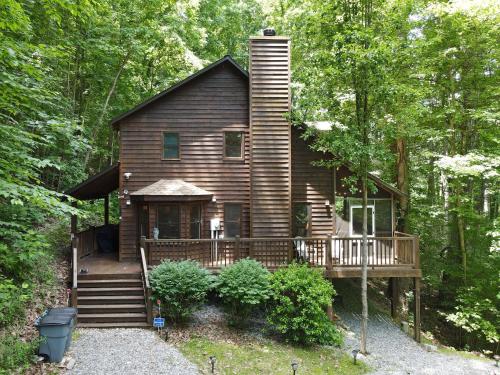 Private, nature, jetted tub, fire pit, easy access. Great family vacation property!