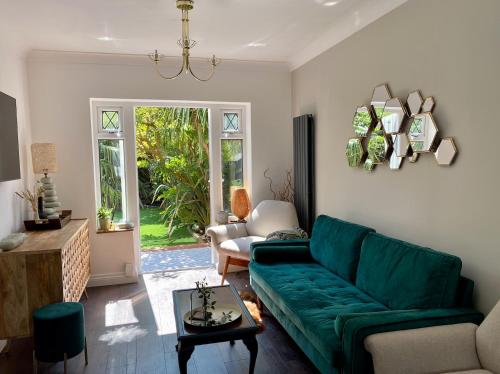 Shared lounge/TV area, Luxury Oriental Home with Exotic Garden & Free Parking in Croxteth