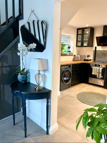 Kitchen, Luxury Oriental Home with Exotic Garden & Free Parking in Croxteth