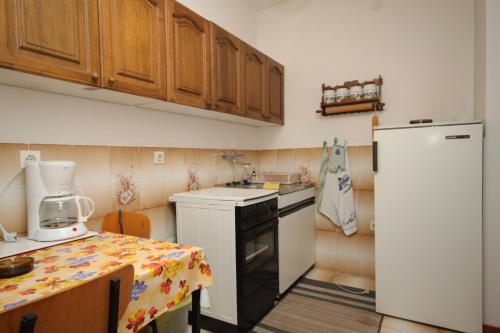 Apartments with a parking space Pula - 7681 - image 7