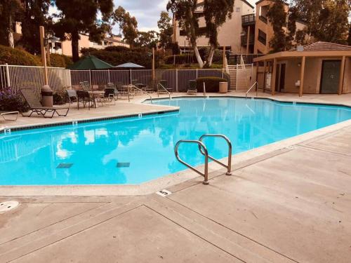 Swimming pool, Double En suite Condo with no stairs (2-bed 2-bath) in Miramar / Kearny Mesa