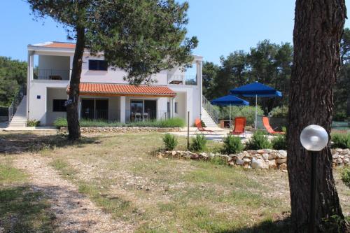  Apartments by the sea Verunic, Dugi otok - 15209, Pension in Veli Rat