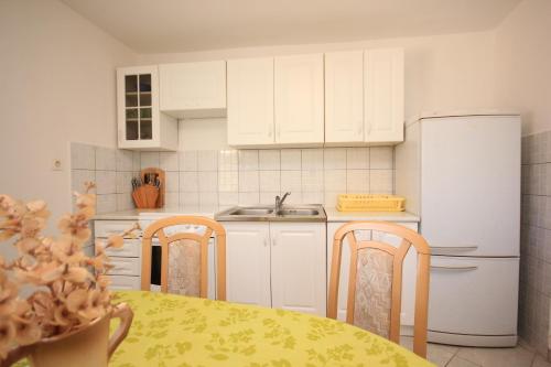 Apartments with a parking space Mali Losinj (Losinj) - 8053