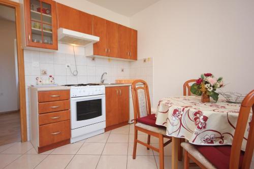 Apartments with a parking space Mali Losinj (Losinj) - 8053