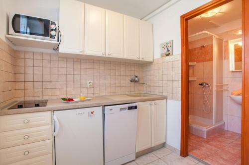 Apartments with a parking space Cres - 7983 - image 9