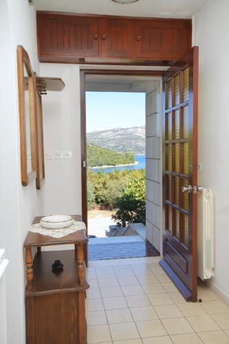 Apartments with a parking space Zrnovska Banja Korcula - 9226 - image 4