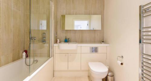 Lovely Luminous 3 Bed Flat with secure Ev Parkng - image 2