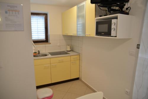 Apartments with a parking space Cres - 7876 - image 13