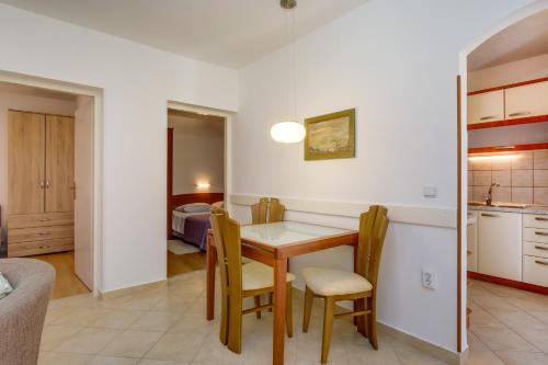 Apartments by the sea Artatore Losinj - 8008 - image 6