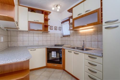Apartments by the sea Artatore Losinj - 8008 - image 2