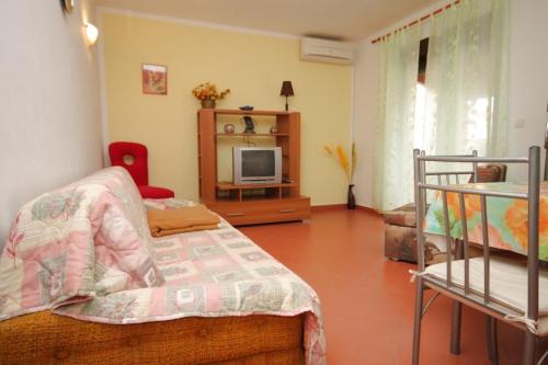 Apartments with a parking space Pula - 7664 - image 4