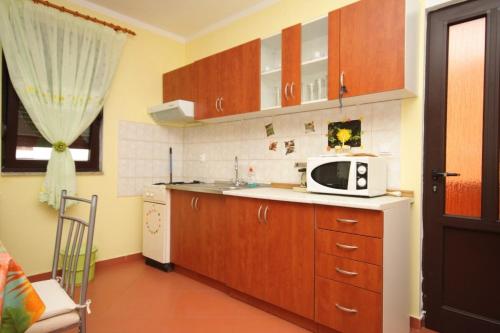 Apartments with a parking space Pula - 7664 - image 11