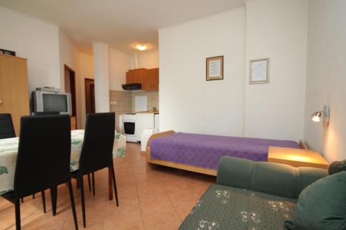 One-Bedroom Apartment with Terrace and Sea View image 10