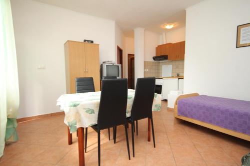 One-Bedroom Apartment with Terrace and Sea View image 4
