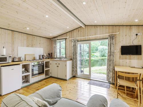 Lakeside Cabin - image 10