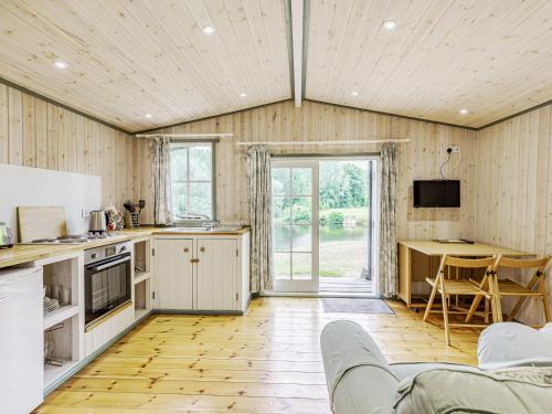 Lakeside Cabin - main image