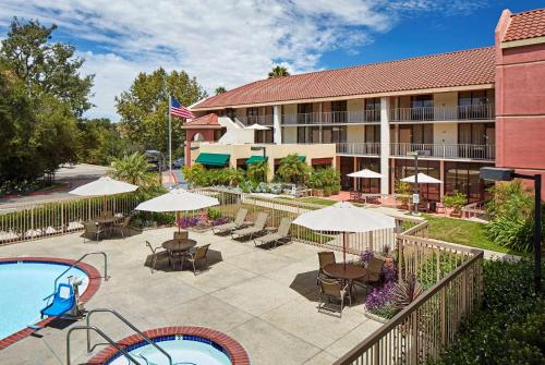 Exterior view, La Quinta Inn & Suites by Wyndham Thousand Oaks-Newbury Park in Thousand Oaks (CA)