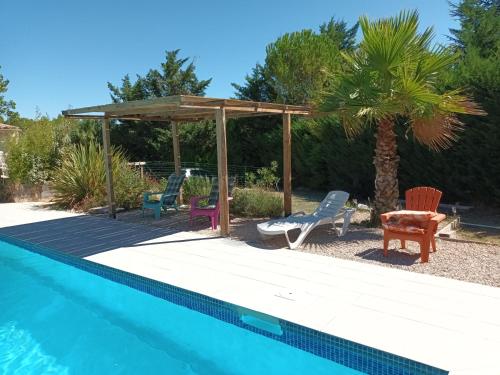 Chalet banane devant piscine, a 6km du festival de piano de la roque d'anthéron