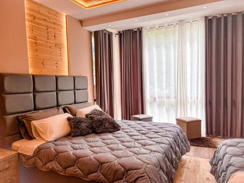 1 king bed, 1 twin bed