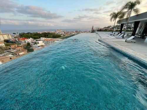 Gorgeous condo and roof top with ocean view