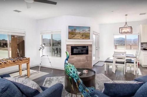 THREE TREE VILLA w/ EV Charging in Yucca Valley, USA