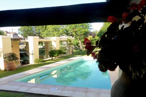 Casa con parrilla y piscina in Juana Koslay