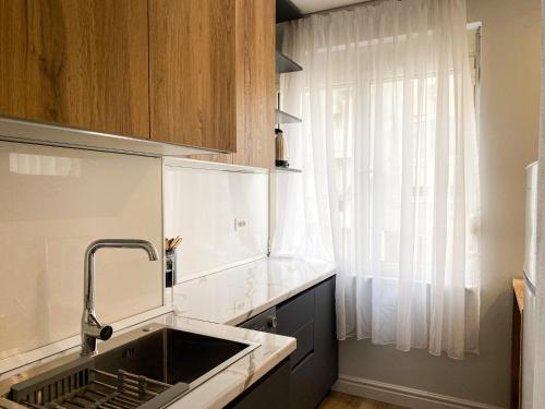 Centrally located Glamorous Bright APT near Bazaar, Tirana (photo 8)