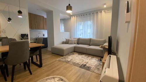 Centrally located Glamorous Bright APT near Bazaar, Tirana